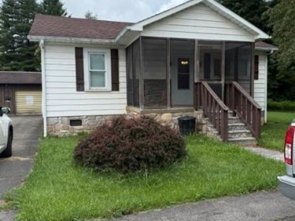 106 Sixth St, RAINELLE, WV 25962