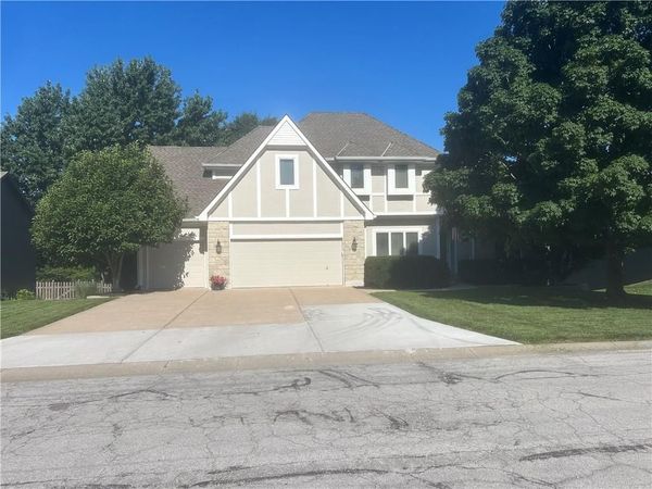512 Canterbury Lane, Lee's Summit, MO 64063