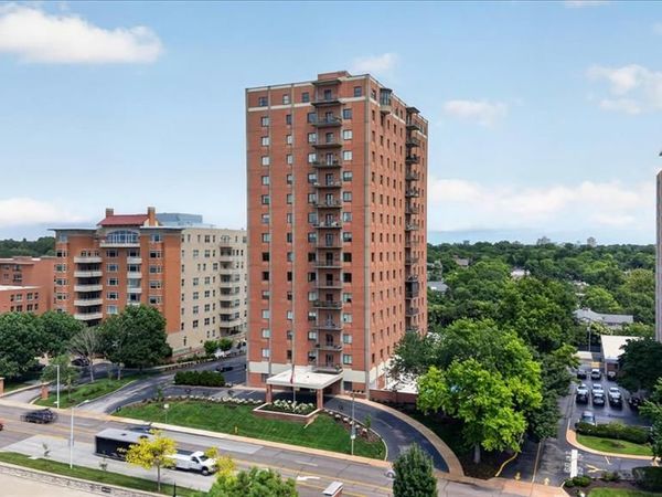 816 S Hanley Road, Unit 15B, Clayton, MO 63105