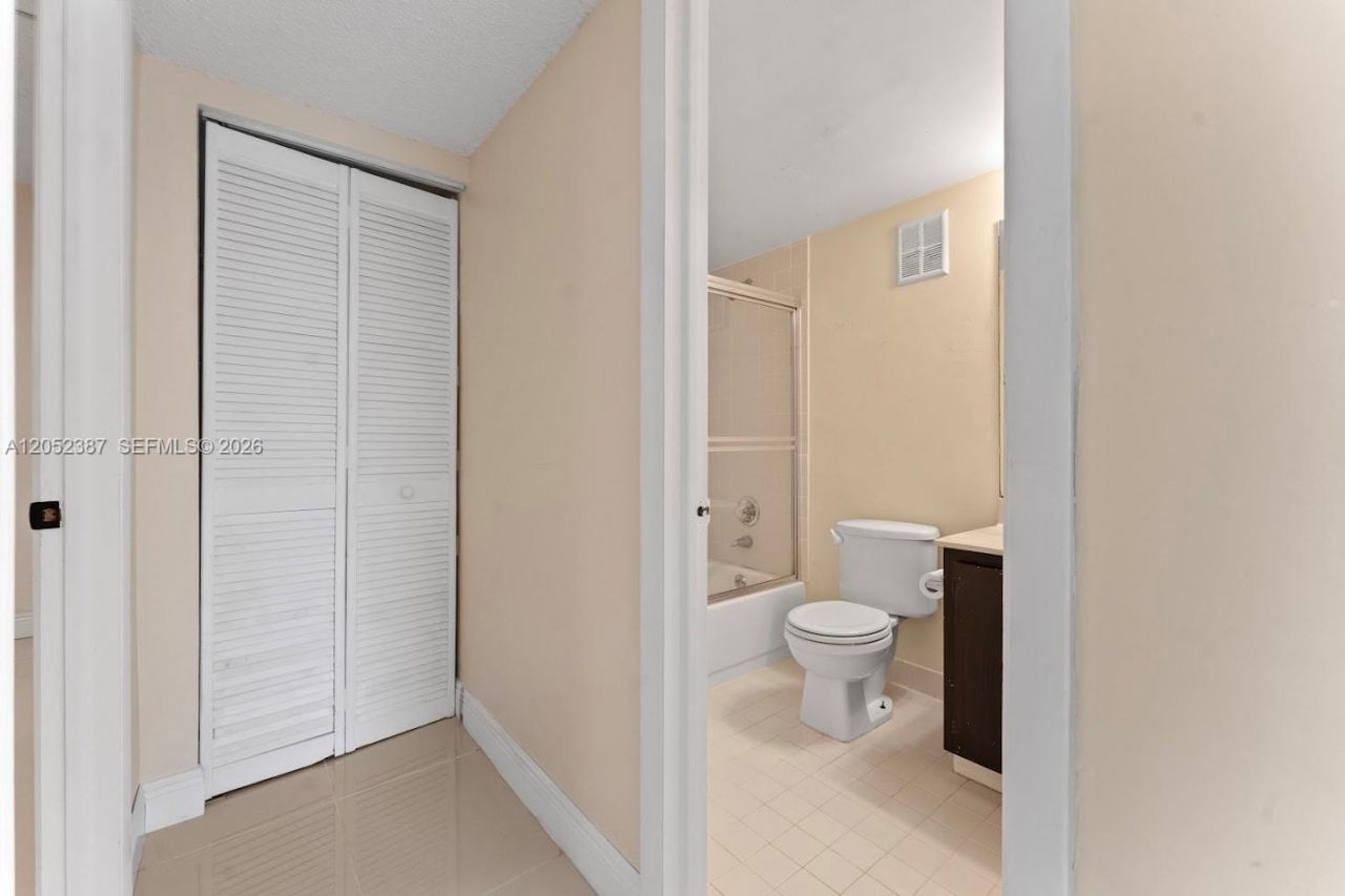 430 Commodore Dr , Unit 310, Plantation, FL 33325 Photo