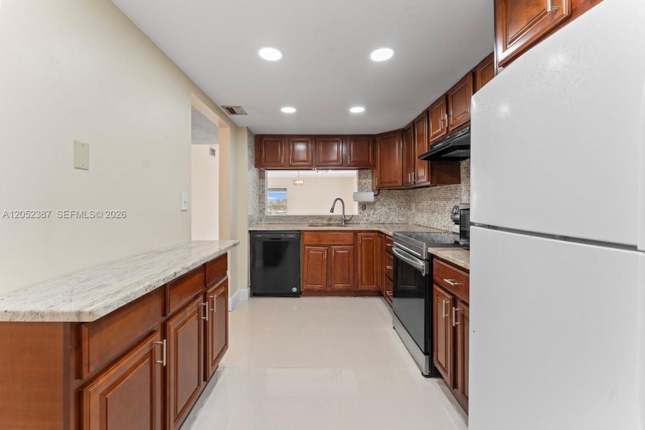 430 Commodore Dr , Unit 310, Plantation, FL 33325 Photo