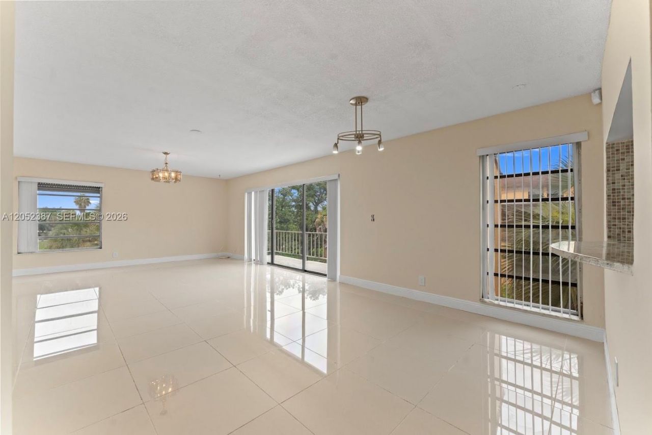 430 Commodore Dr , Unit 310, Plantation, FL 33325 Photo