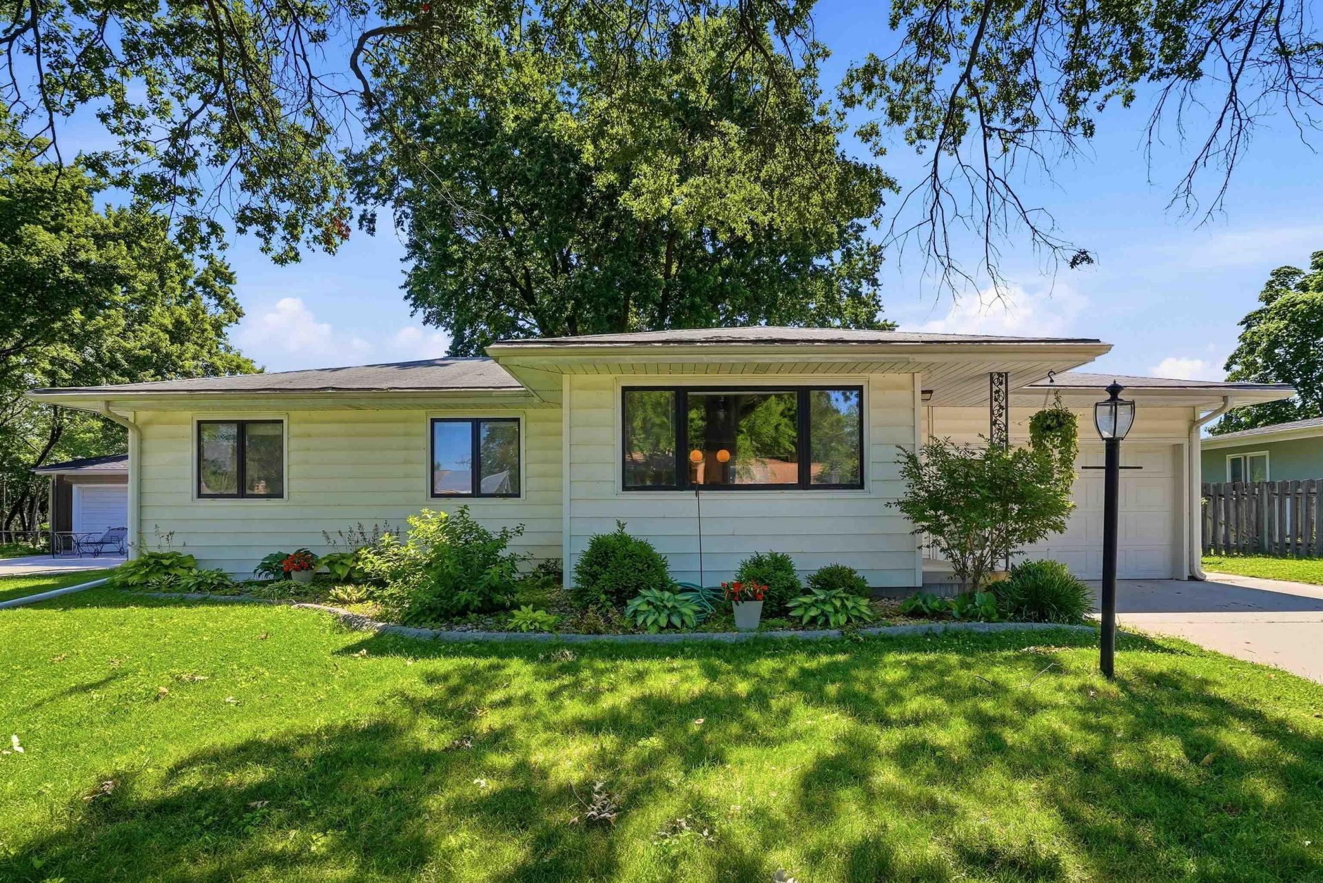 2216 Linnwood Drive, Cedar Falls, IA 50613 Main Photo