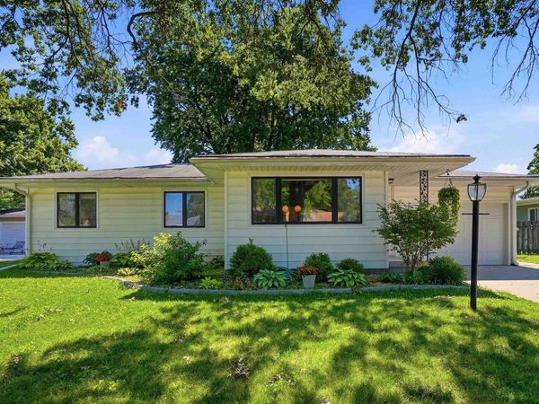 2216 Linnwood Drive, Cedar Falls, IA 50613