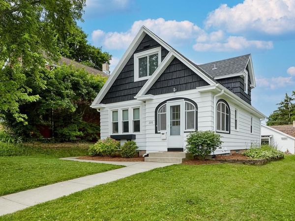 220 S Hartwell AVENUE, Waukesha, WI 53186