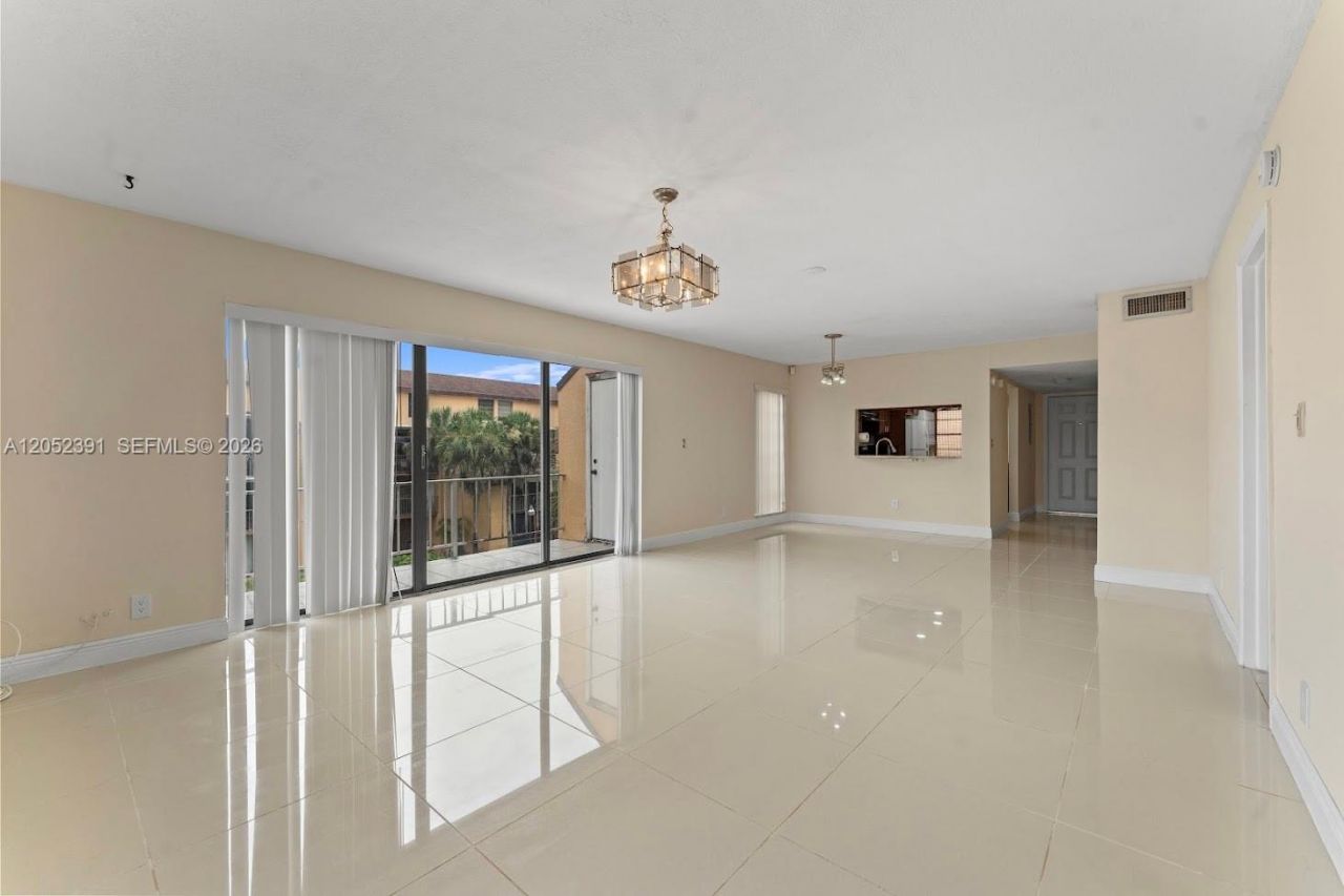 430 Commodore Dr, Unit 310, Plantation, FL 33325 Photo