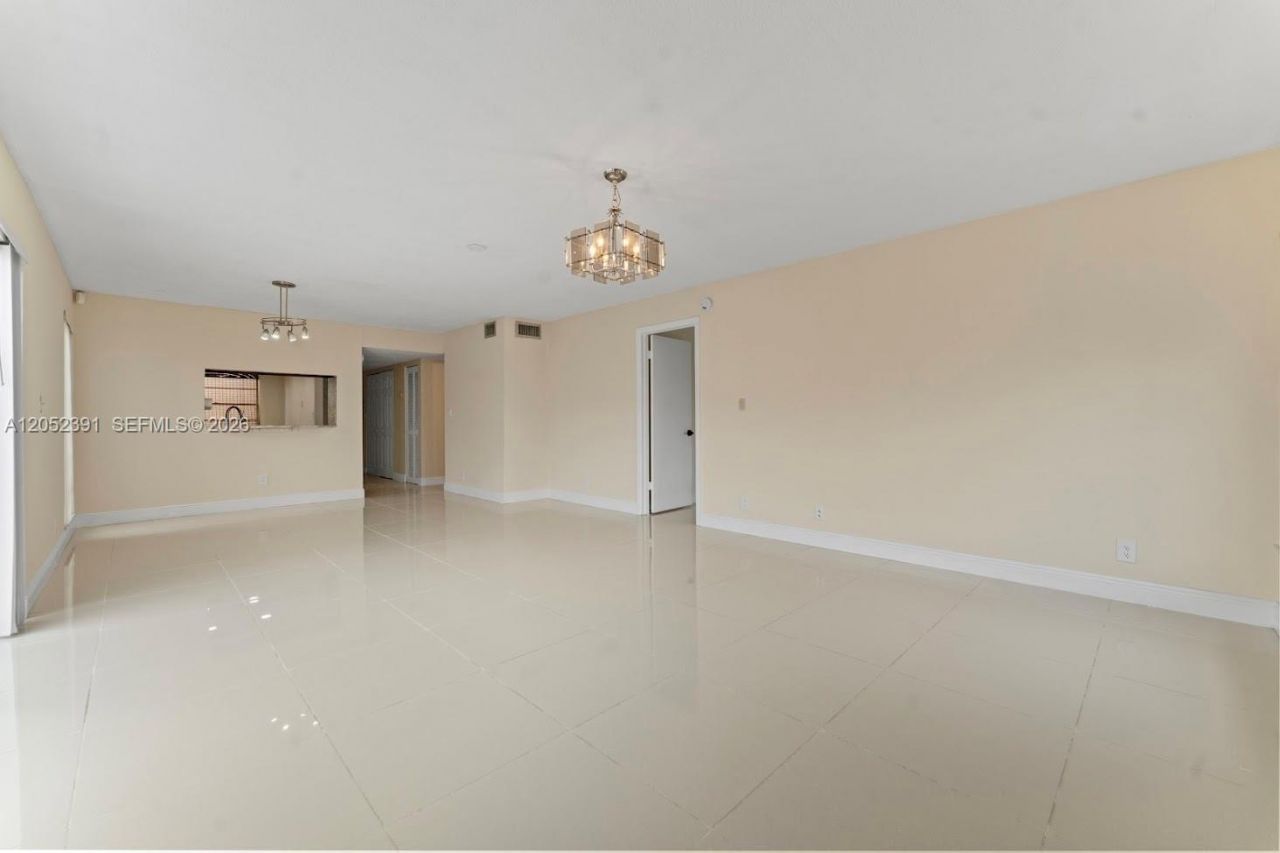 430 Commodore Dr, Unit 310, Plantation, FL 33325 Photo