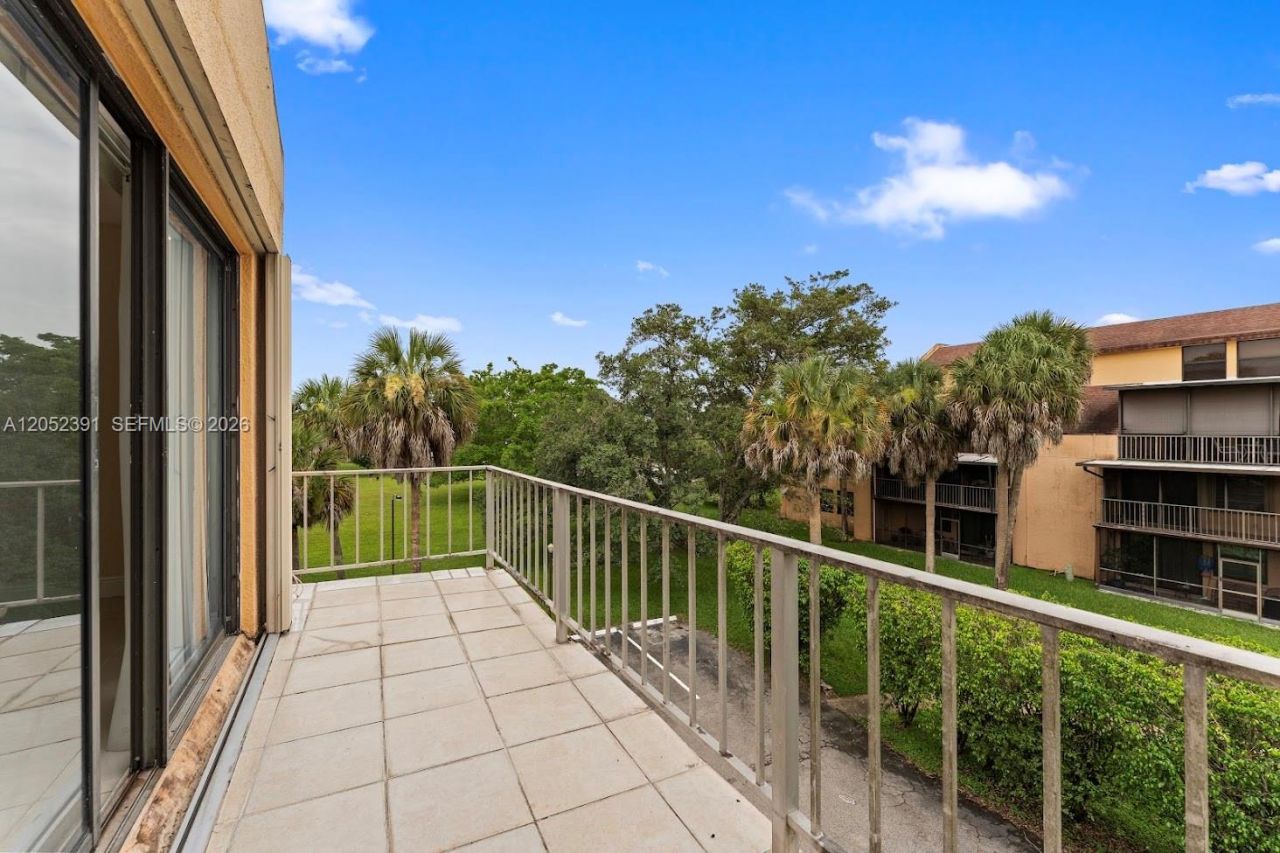 430 Commodore Dr, Unit 310, Plantation, FL 33325 Photo