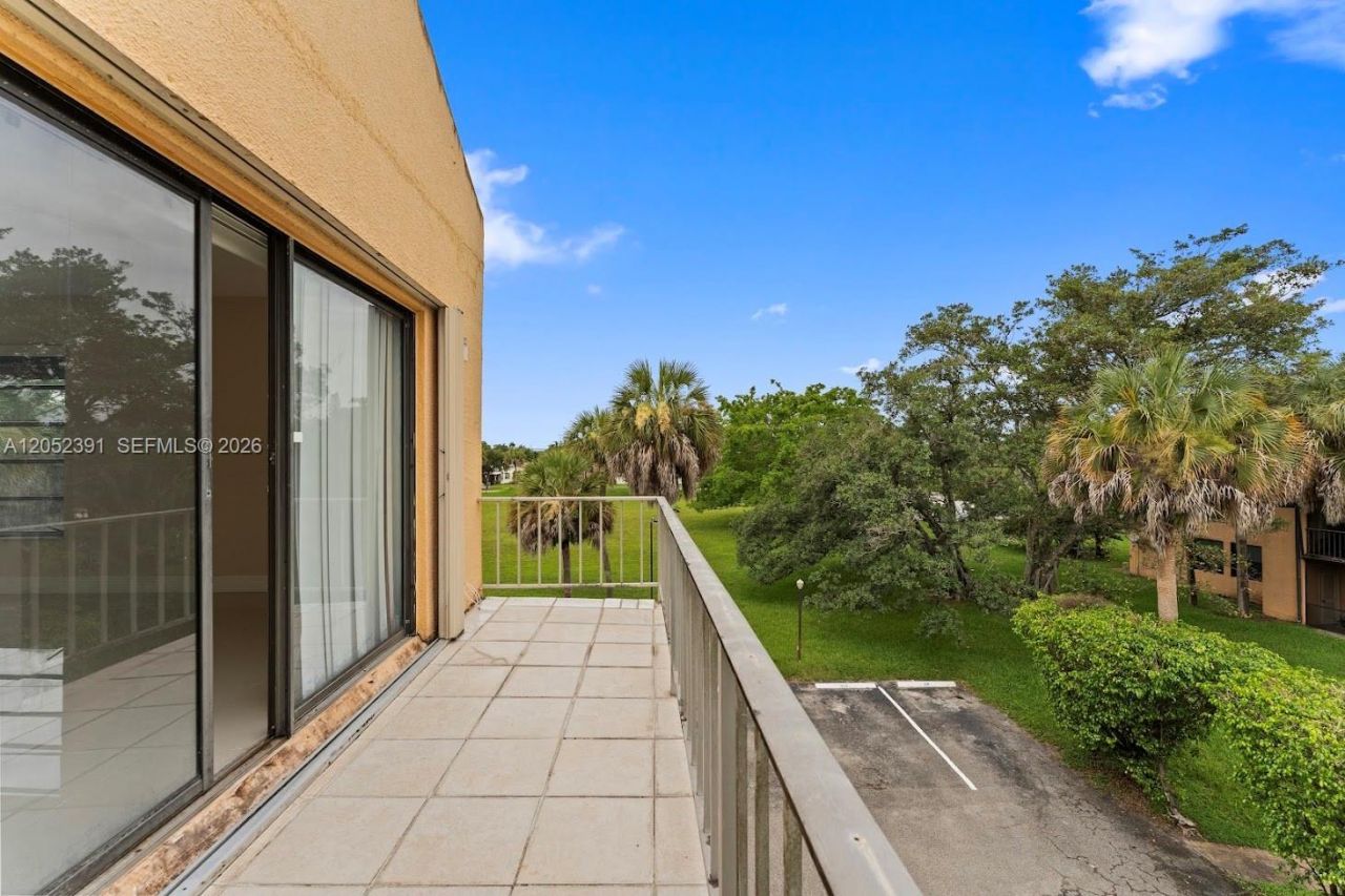 430 Commodore Dr, Unit 310, Plantation, FL 33325 Photo