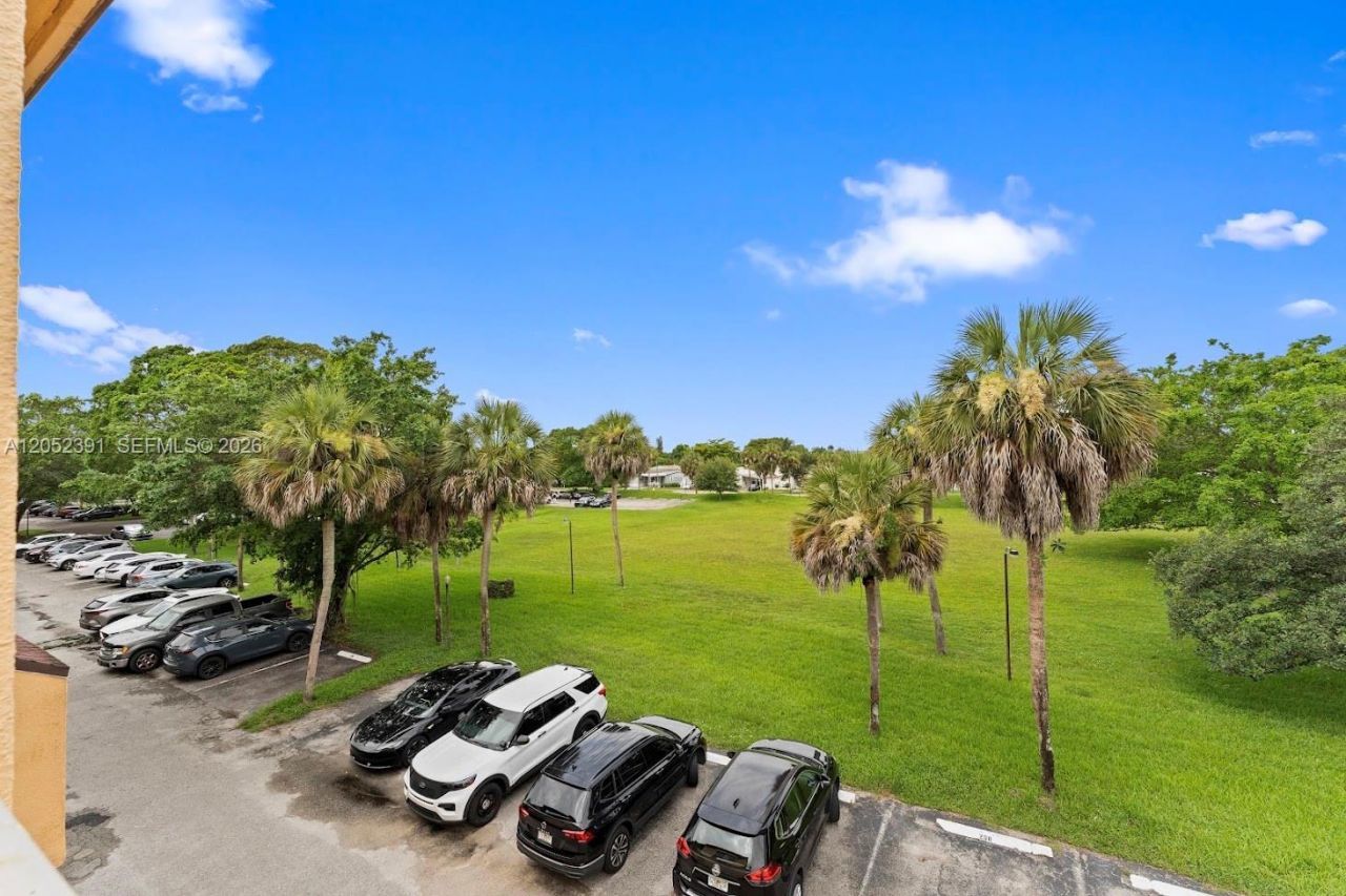 430 Commodore Dr, Unit 310, Plantation, FL 33325 Photo