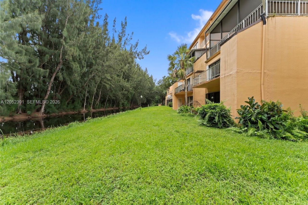 430 Commodore Dr, Unit 310, Plantation, FL 33325 Photo