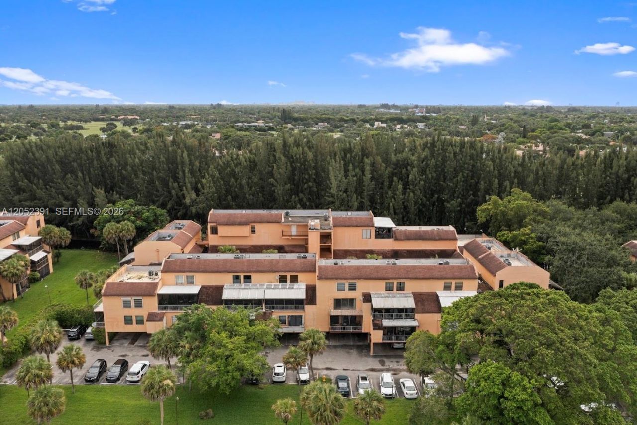 430 Commodore Dr, Unit 310, Plantation, FL 33325 Photo