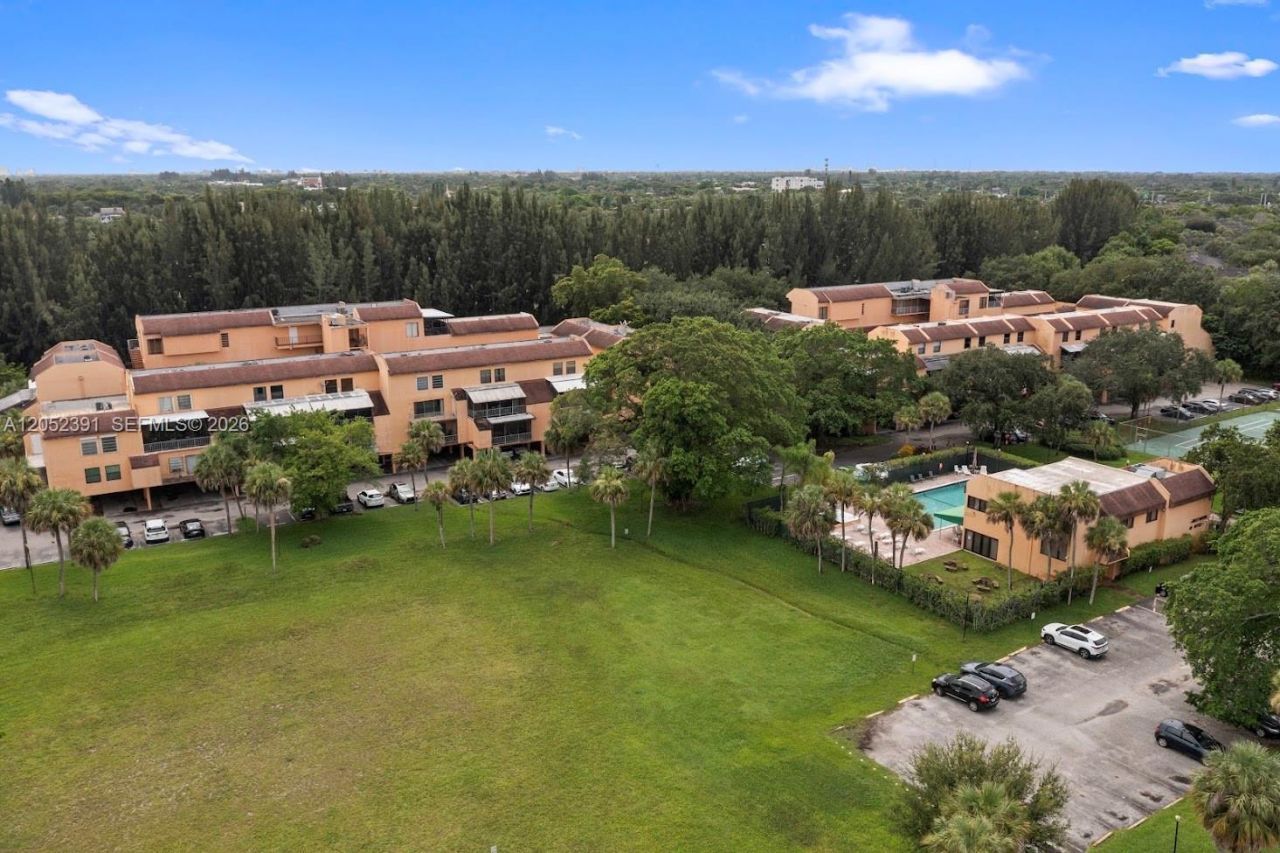 430 Commodore Dr, Unit 310, Plantation, FL 33325 Photo
