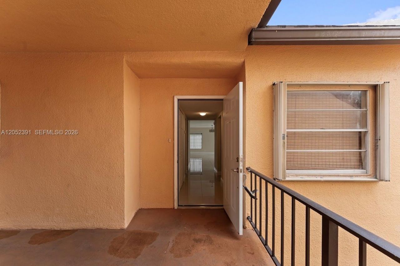 430 Commodore Dr, Unit 310, Plantation, FL 33325 Photo