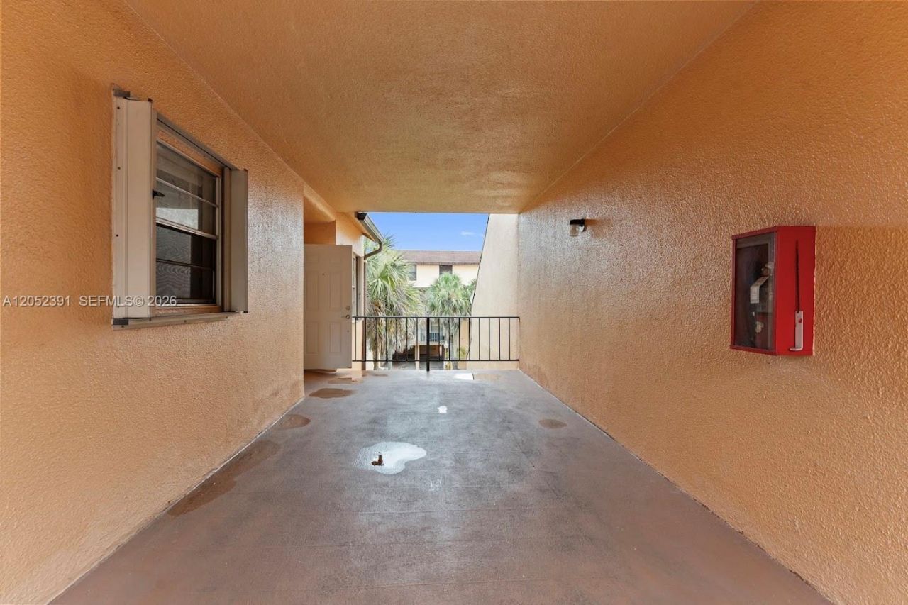 430 Commodore Dr, Unit 310, Plantation, FL 33325 Photo