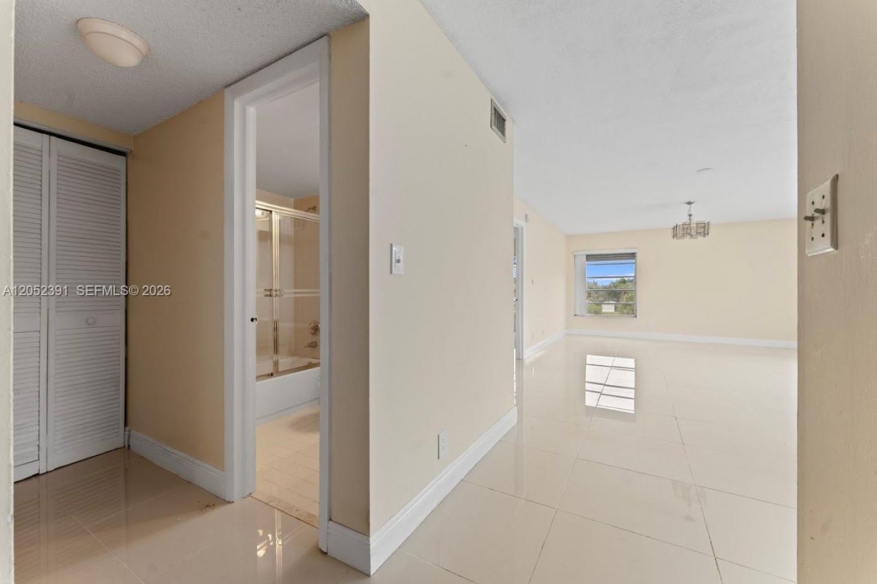 430 Commodore Dr, Unit 310, Plantation, FL 33325 Photo