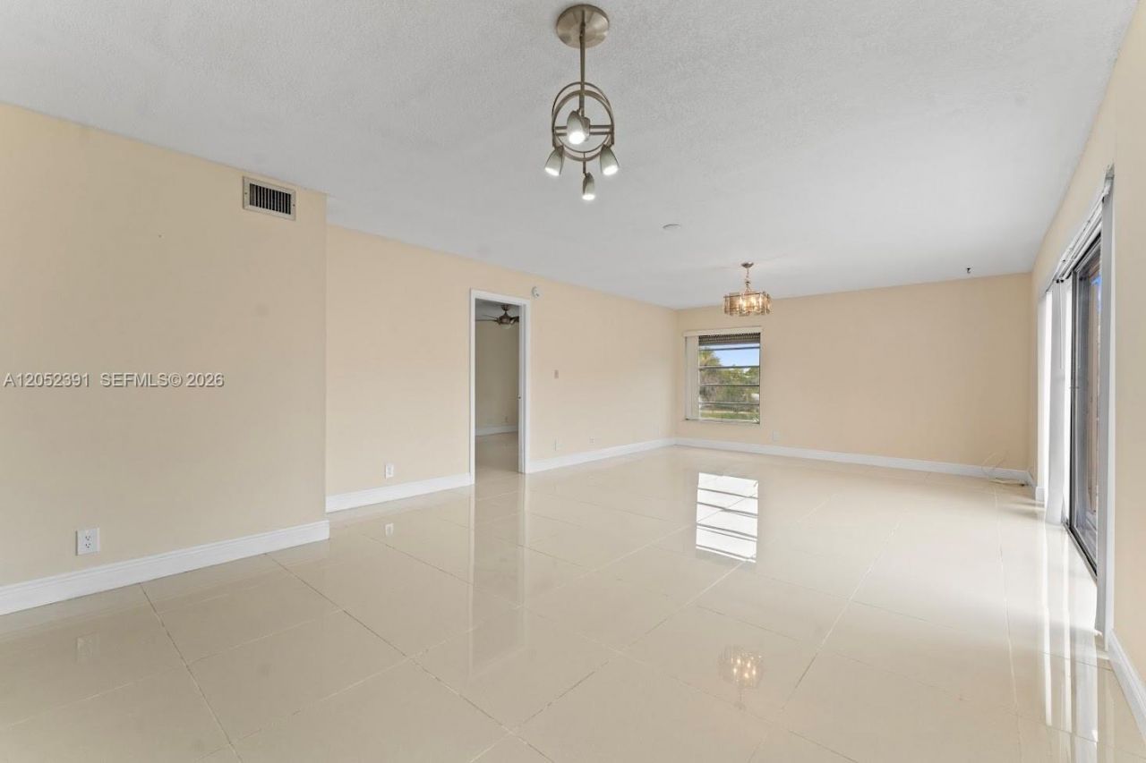 430 Commodore Dr, Unit 310, Plantation, FL 33325 Photo