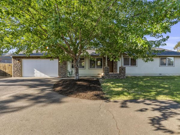 36 Wildwood Drive, Eagle Point, OR 97524