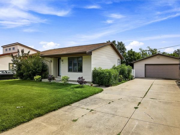 252 Park Street , Fairfax, IA 52228