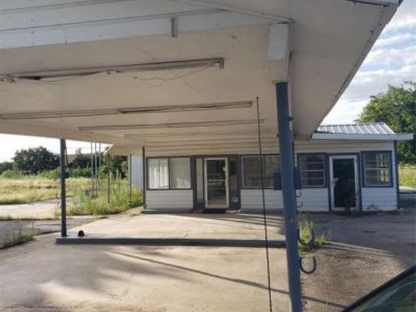 1198 E Hall Street , Bangs, TX 76823
