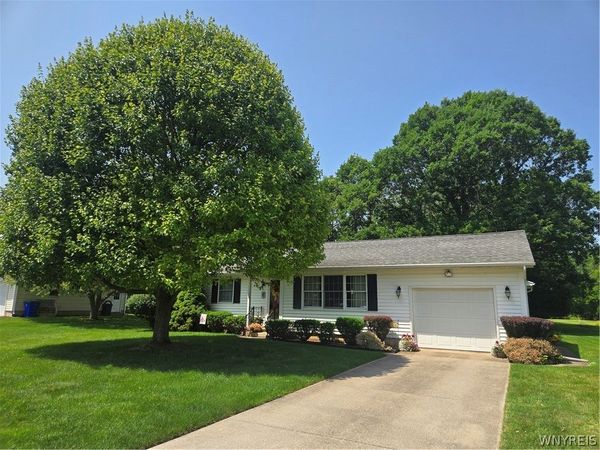 105 Eastview Drive , Medina, NY 14103