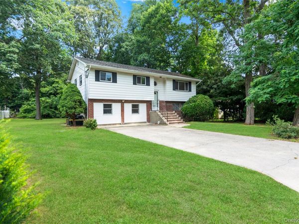 39 Wolfhollow Road, Centereach, NY 11720