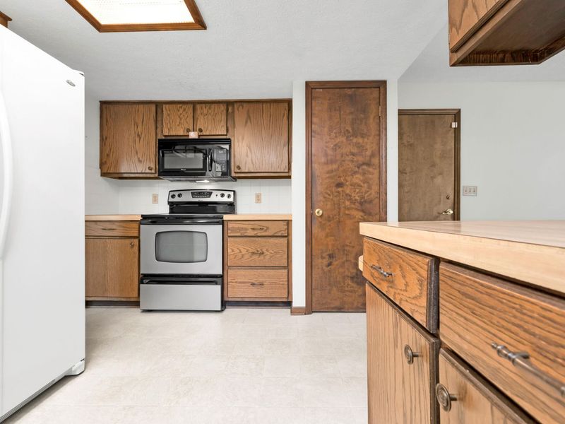 110 N Heatherhill Drive, Bellefontaine, OH 43311 Photo 12