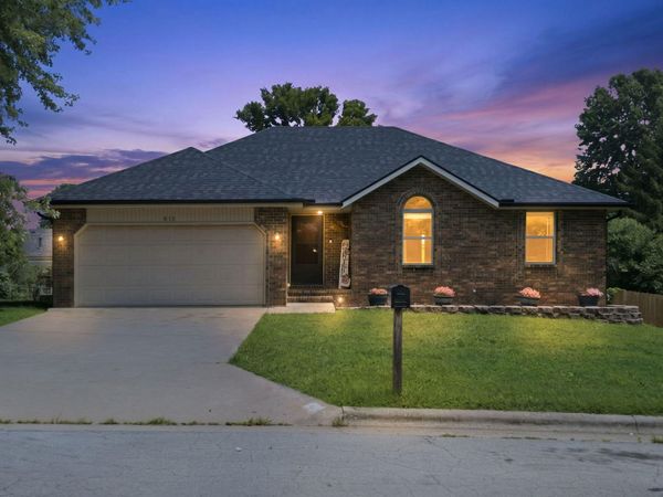 615 E Sunset Avenue , Nixa, MO 65714