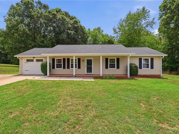 4105 Deer Track Court , Winston-Salem, NC 27127