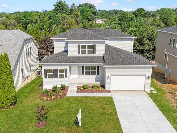 211 PRINCESS CAROLINE COURT, EDINBURG, VA 22824