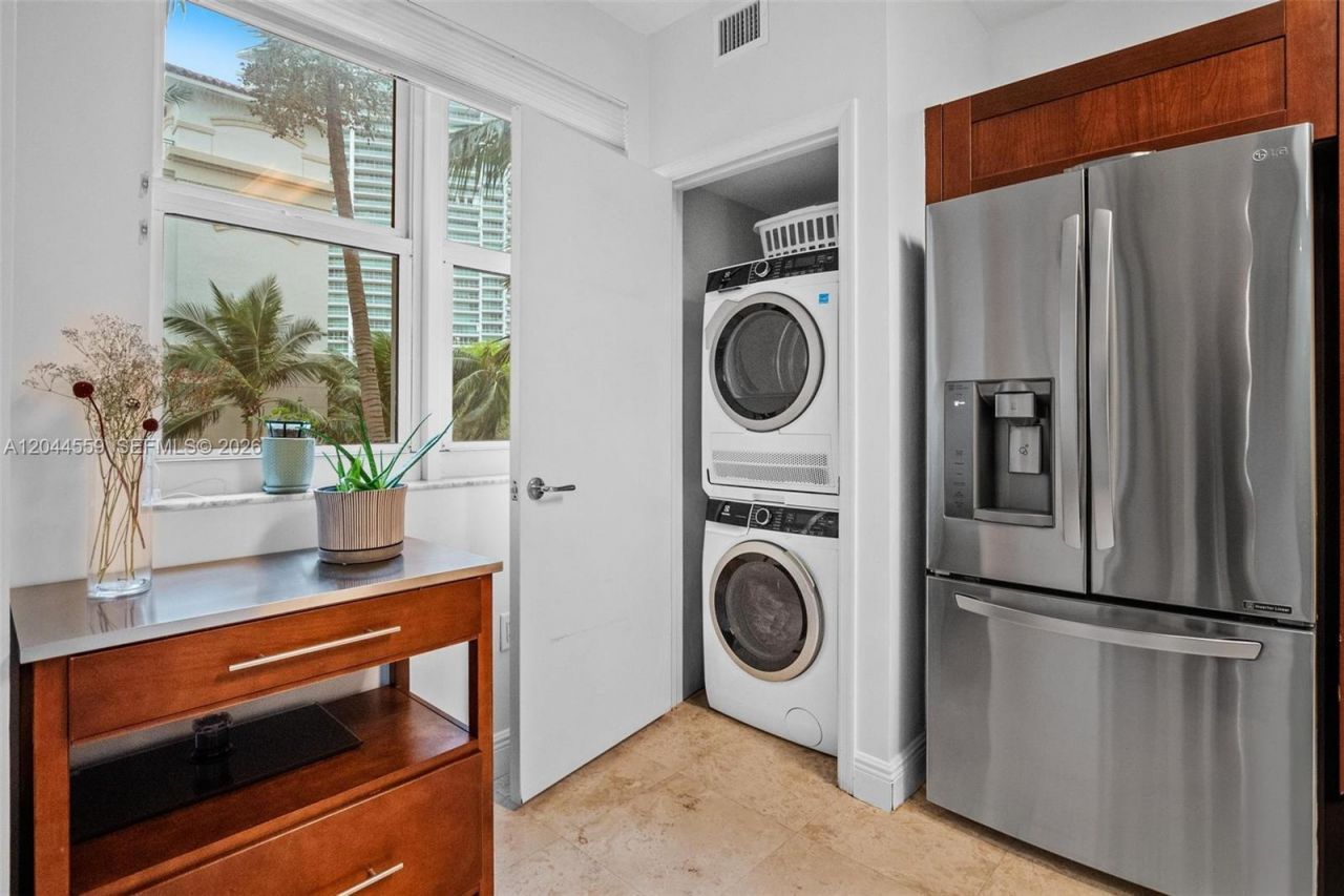 19900 E Country Club Dr , Unit 212, Aventura, FL 33180 Photo