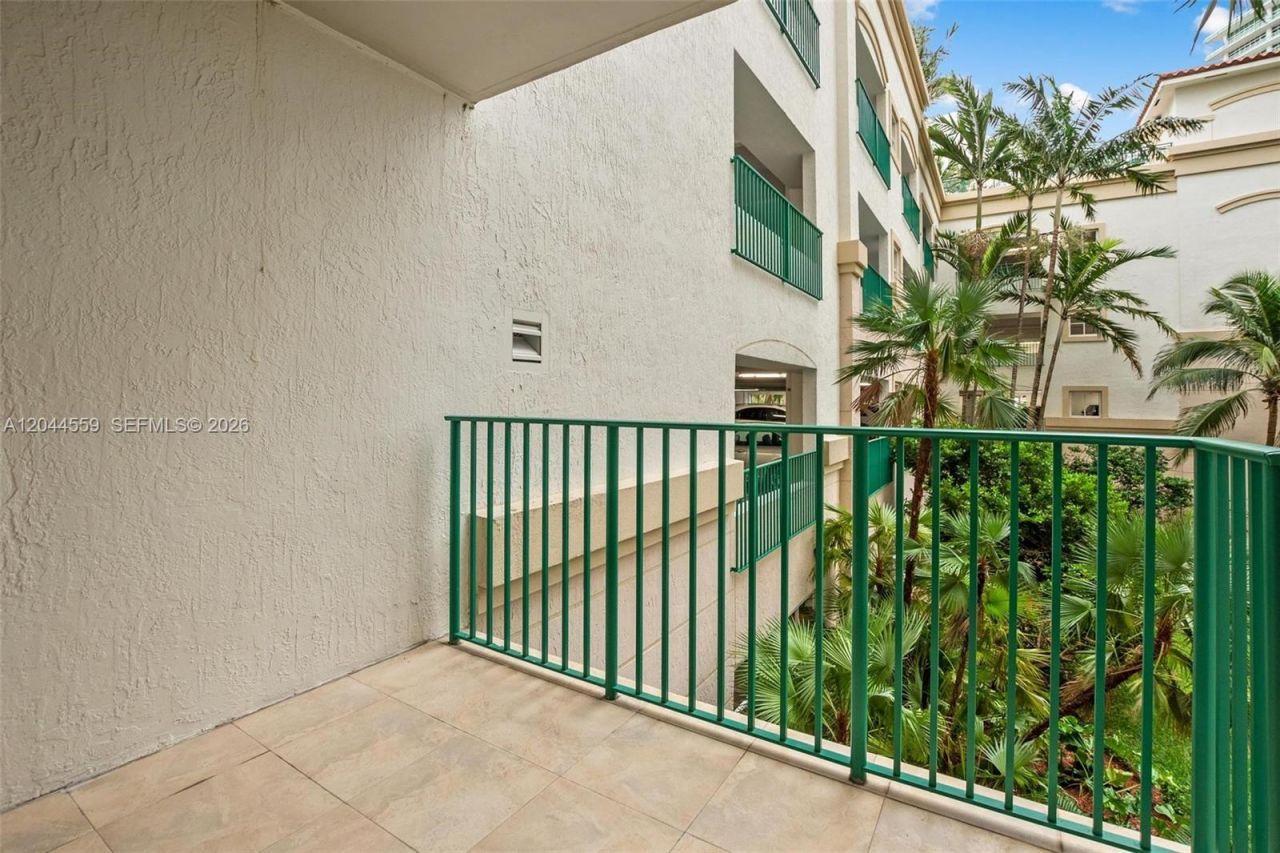 19900 E Country Club Dr , Unit 212, Aventura, FL 33180 Photo
