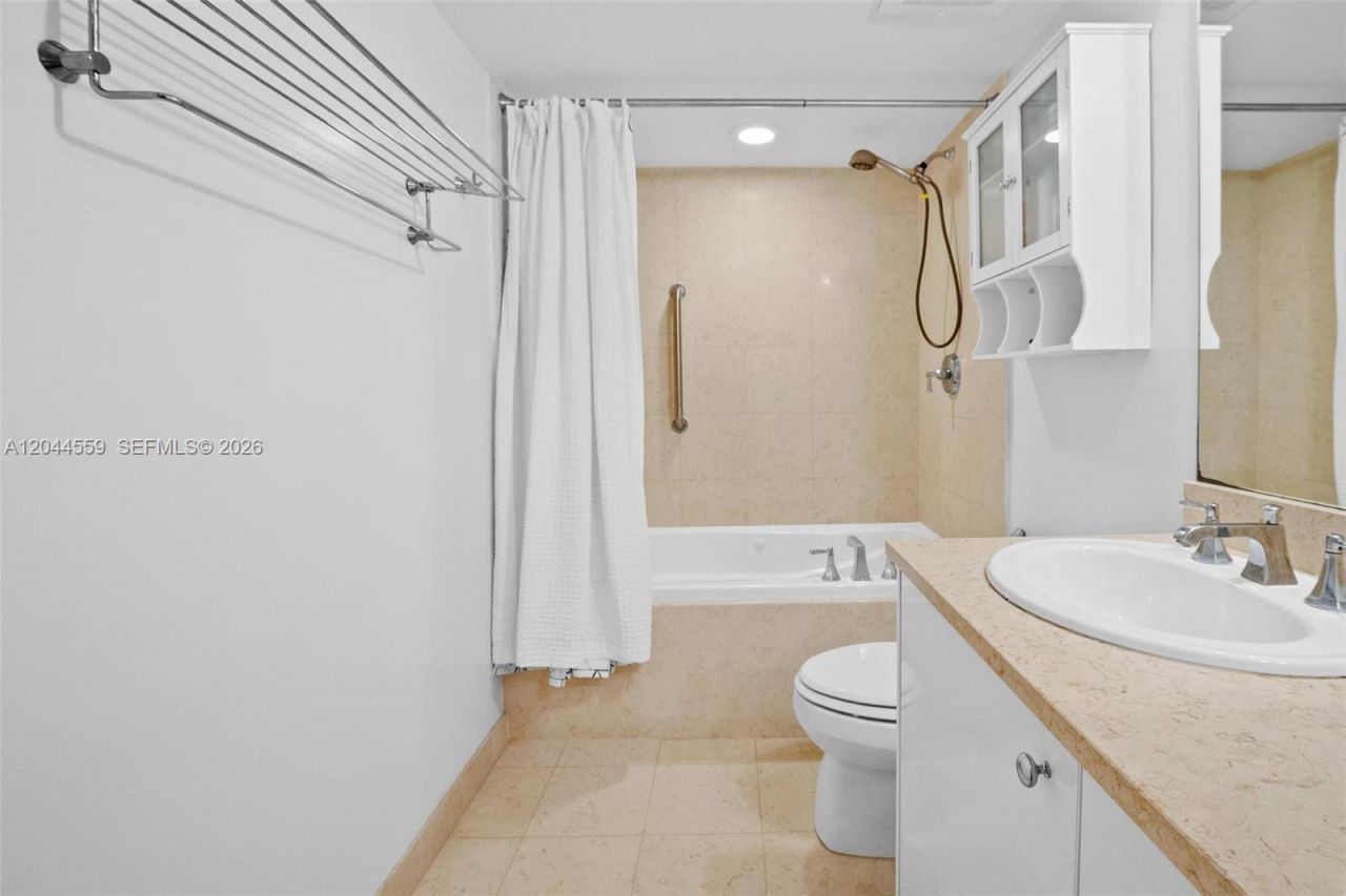19900 E Country Club Dr , Unit 212, Aventura, FL 33180 Photo