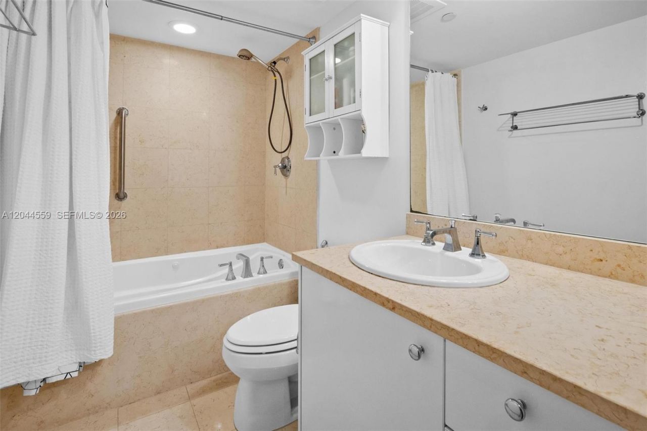 19900 E Country Club Dr , Unit 212, Aventura, FL 33180 Photo