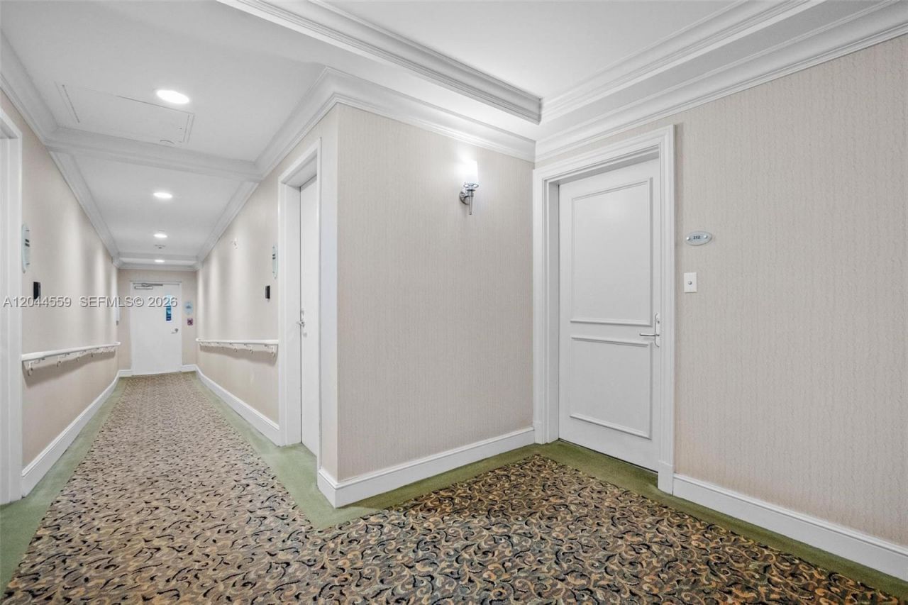19900 E Country Club Dr , Unit 212, Aventura, FL 33180 Photo
