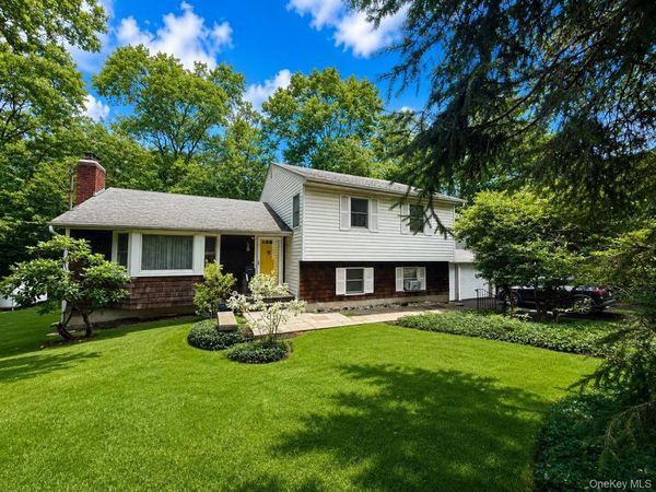 17 Arbor Lane , Dix Hills, NY 11746