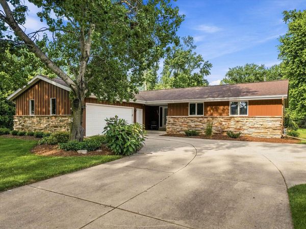 3713 Highcliff Ct, Sheboygan, WI 53083