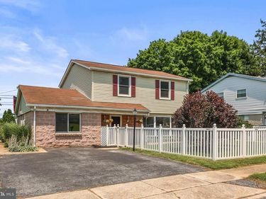 975 MARBROOK LANE, YORK, PA 17404