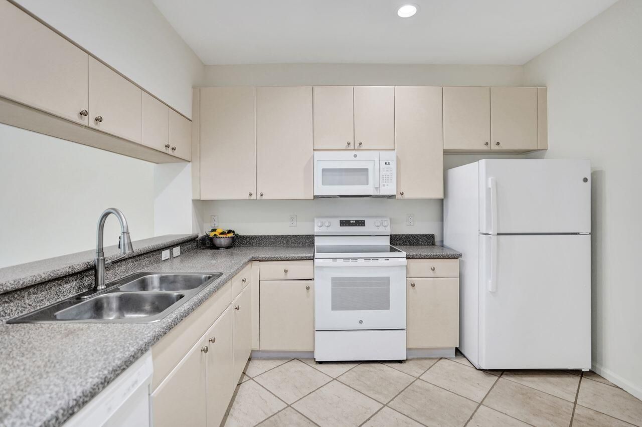 6379 Bella Circle W, Unit 606, Boynton Beach, FL 33437 Photo