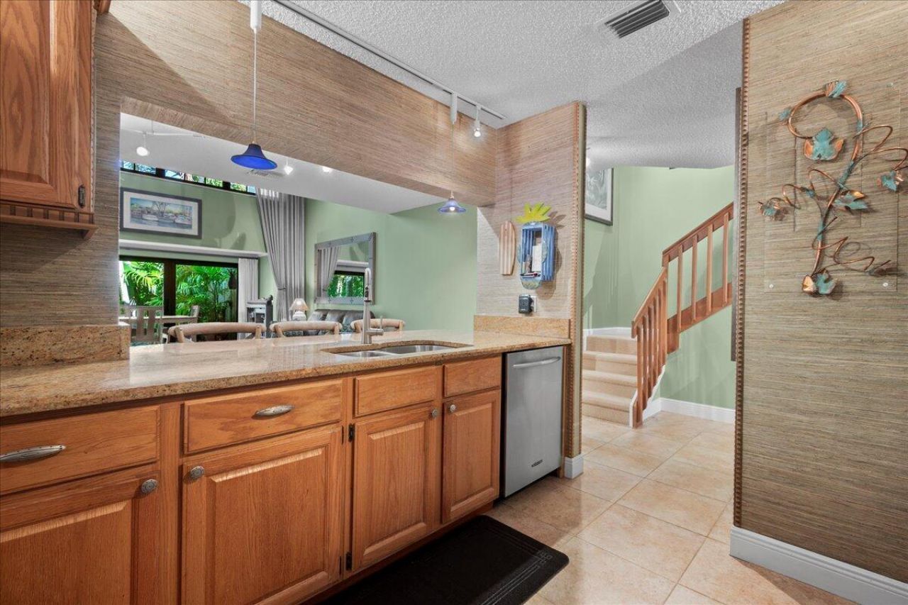 2379 Treasure Isle Drive, Unit 24, Palm Beach Gardens, FL 33410 Photo