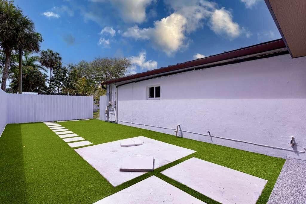 696 Arlington Drive, West Palm Beach, FL 33415 Photo