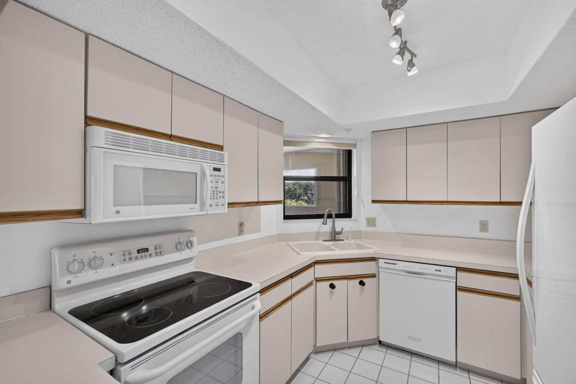 700 Uno Lago Drive, Unit 403, Juno Beach, FL 33408 Photo