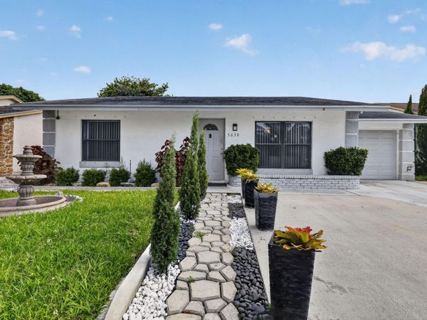 5639 Ithaca Circle E, Lake Worth, FL 33463