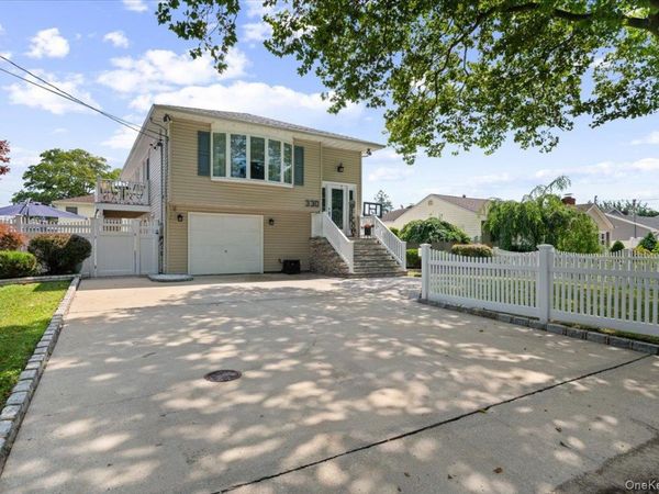 330 Granada Parkway , Lindenhurst, NY 11757