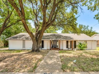 317 Cedar Creek Court, Fort Worth, TX 76103