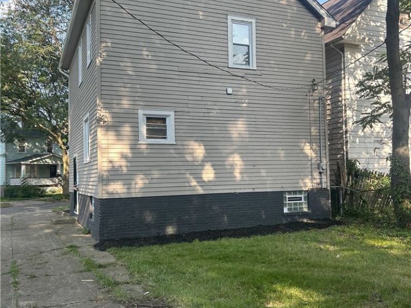 394 Cleveland Road, Cleveland, OH 44108 Photo 3