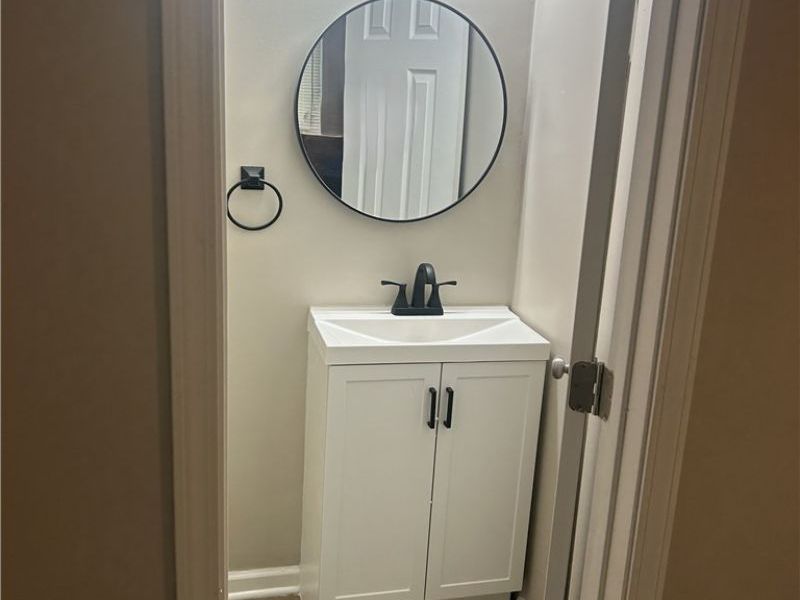 394 Cleveland Road, Cleveland, OH 44108 Photo 9