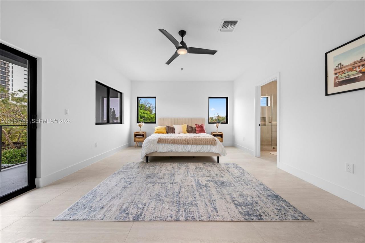 3189 SW 23rd St , Unit Left, Miami, FL 33145 Photo