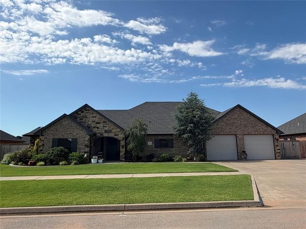 2204 N Clubhouse Drive, Weatherford, OK 73096