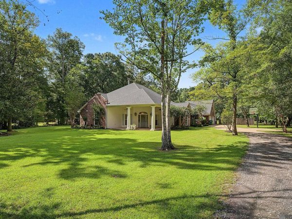 8812 Wildwood Dr, Denham Springs, LA 70706